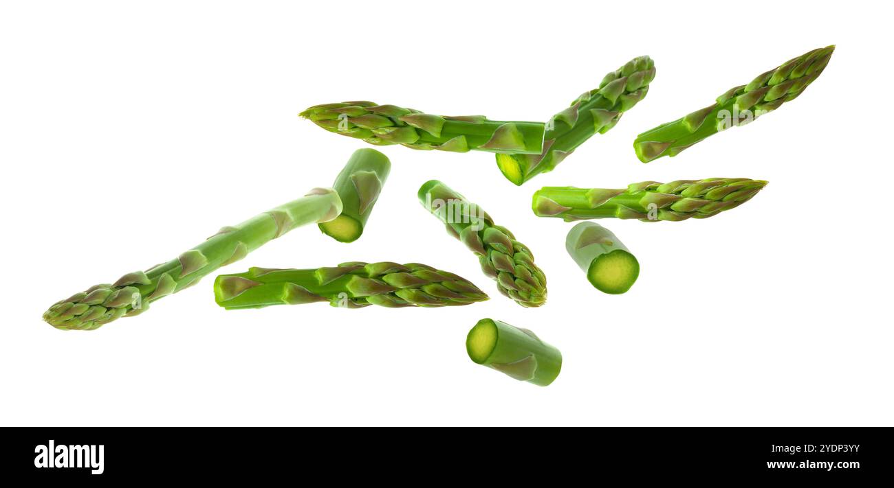 Asperges fraîches mûres dans l'air sur fond blanc Banque D'Images