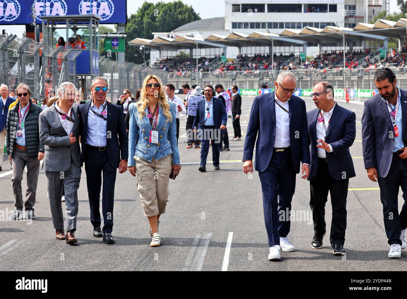 Mexico, Mexique. 27 octobre 2024. (De gauche à droite) : Alejandro Soberon (MEX) promoteur du GP mexicain ; Carlos Slim Domit (MEX) président d'America Movil et son épouse María Elena Torruco (MEX) sur la grille. 27.10.2024. Championnat du monde de formule 1, route 20, Grand Prix du Mexique, Mexico, Mexique, jour de la course. Le crédit photo devrait se lire : XPB/Alamy Live News. Banque D'Images