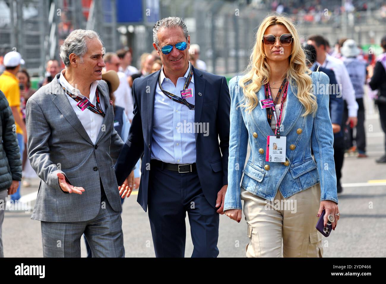 Mexico, Mexique. 27 octobre 2024. (De gauche à droite) : Alejandro Soberon (MEX) promoteur du GP mexicain ; Carlos Slim Domit (MEX) président d'America Movil et son épouse María Elena Torruco (MEX) sur la grille. 27.10.2024. Championnat du monde de formule 1, route 20, Grand Prix du Mexique, Mexico, Mexique, jour de la course. Le crédit photo devrait se lire : XPB/Alamy Live News. Banque D'Images