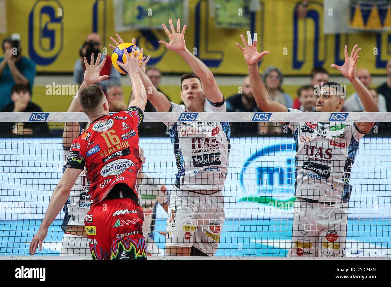 Block by Jan Kozamernik - Itas Trentino pendant Itas Trentino vs Sir Susa Vim Perugia, match de Superligue italienne de volleyball Serie A Men à trente, Italie, octobre 27 2024 Banque D'Images