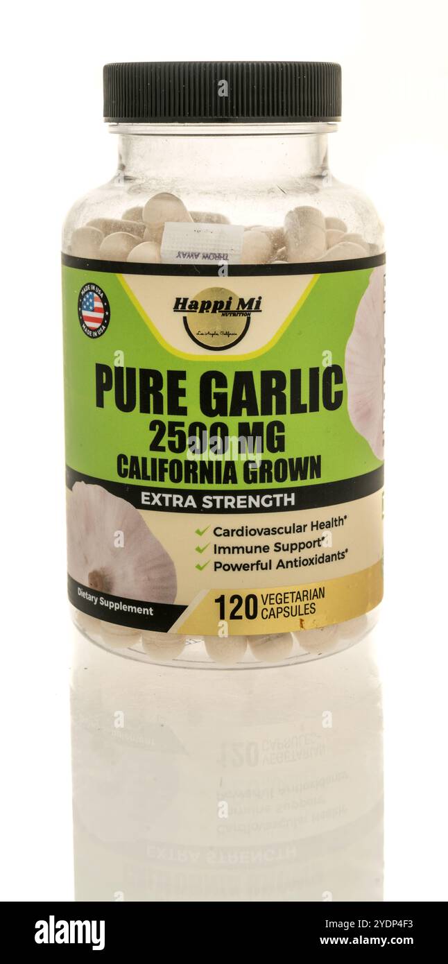 Winneconne, WI - 14 octobre 2024 : une bouteille de supplément d'ail pur Happi Mi sur un fond isolé. Banque D'Images Winneconne, WI - 14 octobre 2024 : une bouteille de supplément d'ail pur Happi Mi sur un fond isolé. Banque D'Images