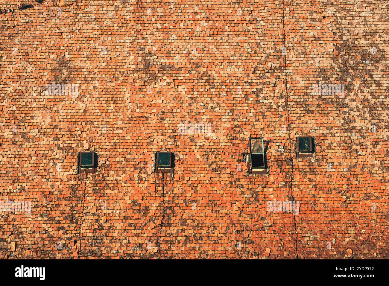 Texture de et vieux toit ruiné, surface de tuile de toit vintage usée comme arrière-plan, vue à angle élevé Banque D'Images