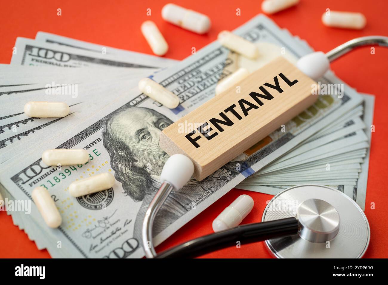 Fentanyl, narcotique. Concept médical. Le problème de la toxicomanie et du trafic de drogues. Mot fentanyl sur un bloc de bois une pile de dollars, capsules, un m Banque D'Images