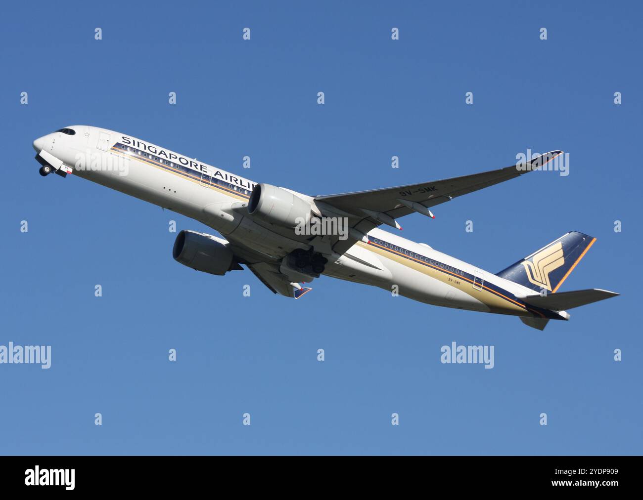 Un Airbus A350-900 de Singapore Airlines part de Gatwick Banque D'Images