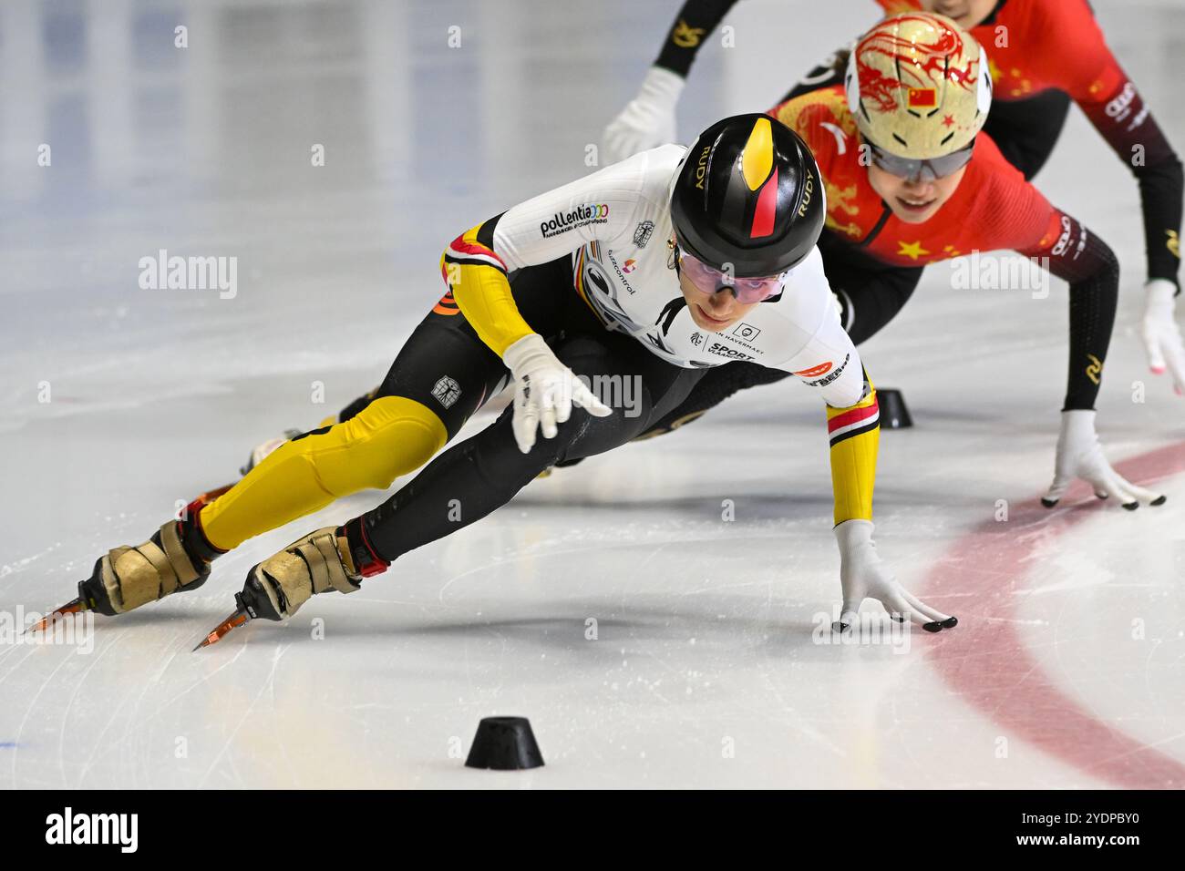 Montréal, Canada. 27 octobre 2024. MONTRÉAL, CANADA - OCTOBRE 27 : Hanne Desmet de Belgique, Li Gong og Chine en compétition lors du ISU World Tour 1 à l'Arena Maurice-Richard le 27 octobre 2024 à Montréal, Canada. (Photo de David Kirouac/Orange Pictures) crédit : Orange pics BV/Alamy Live News Banque D'Images