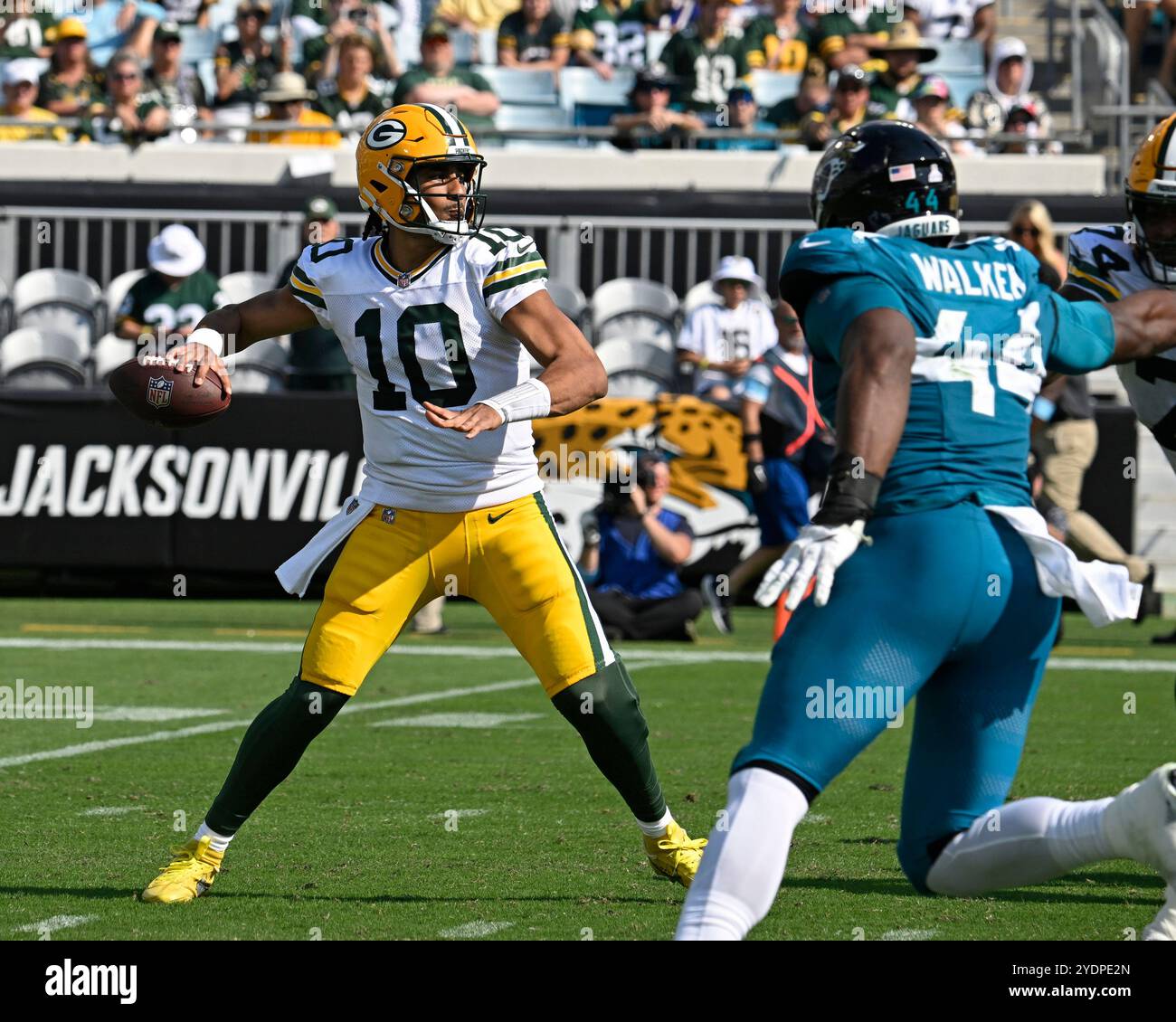 Jacksonville, États-Unis. 27 octobre 2024. Le quarterback Jordan Love lance une passe au deuxième quart-temps alors que les Packers affrontent les Jaguars au stade EverBank de Jacksonville, en Floride, le dimanche 27 octobre 2024. Green Bay bat Jacksonville 30-27. Photo de Joe Marino/UPI. Crédit : UPI/Alamy Live News Banque D'Images