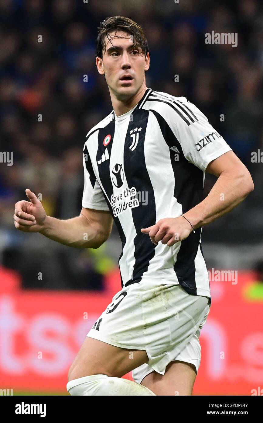 Dušan Vlahović de la Juventus regarde pendant le match de football italien de Serie A Inter Milan vs Juventus FC au stade San Siro de Milan, Italie, le 27 octobre 2024 crédit : Piero Cruciatti/Alamy Live News Banque D'Images