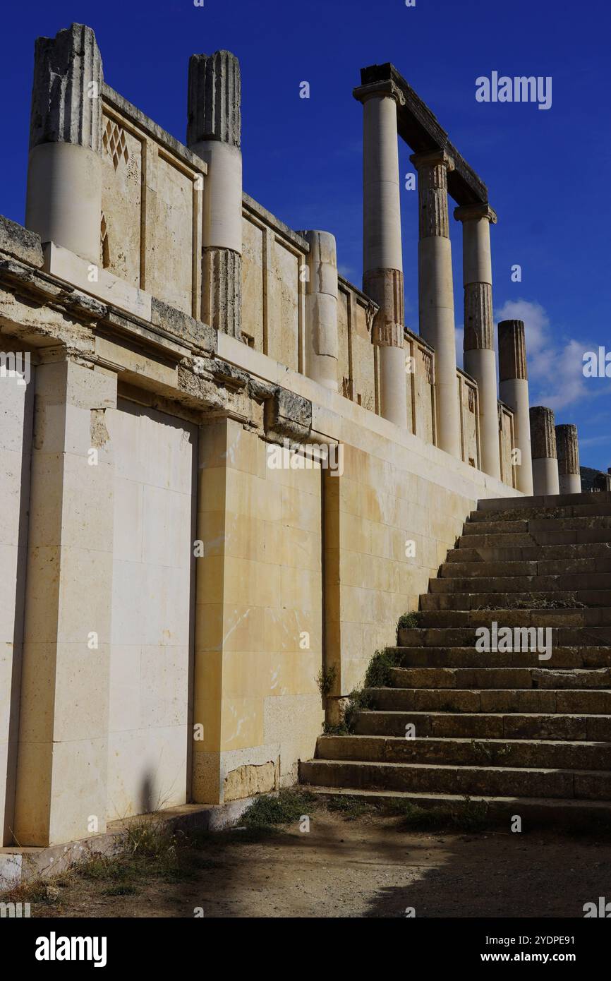 Les escaliers descendent vers l'Avaton souterrain, où les patients ont été guéris par le Dieu Asclépius dans le site archéologique d'Epidavros Banque D'Images