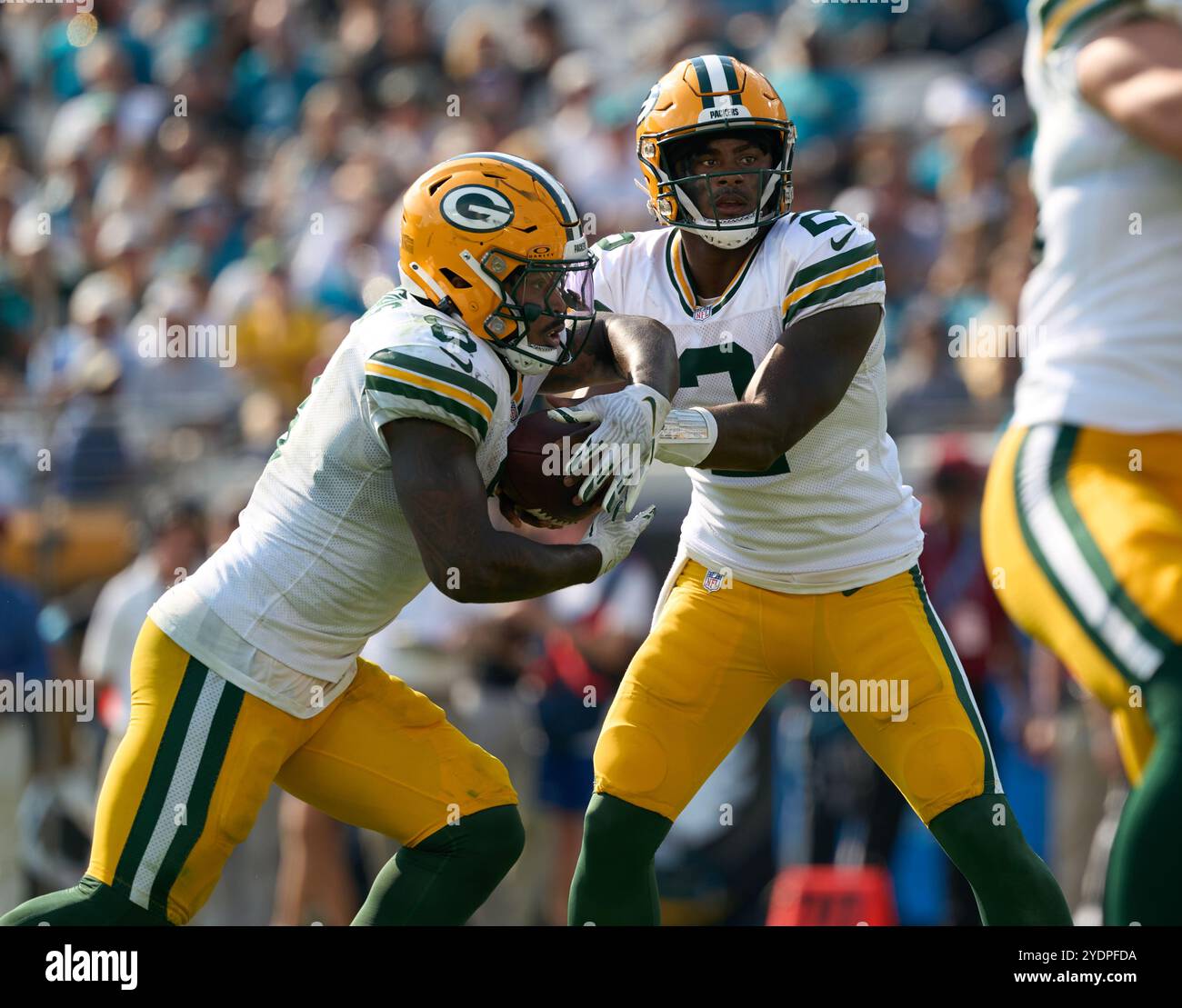 Jacksonville, Floride, États-Unis. 27 octobre 2024. National Football League, Jacksonville Jaguars vs Green Bay Packers. Le quarterback des Packers de Green Bay, Malik Willis (2), en secours pour Jordan Love, remet le ballon au Running back Josh Jacobs (8). Crédit photo : Tim Davis/Alamy Live News Banque D'Images