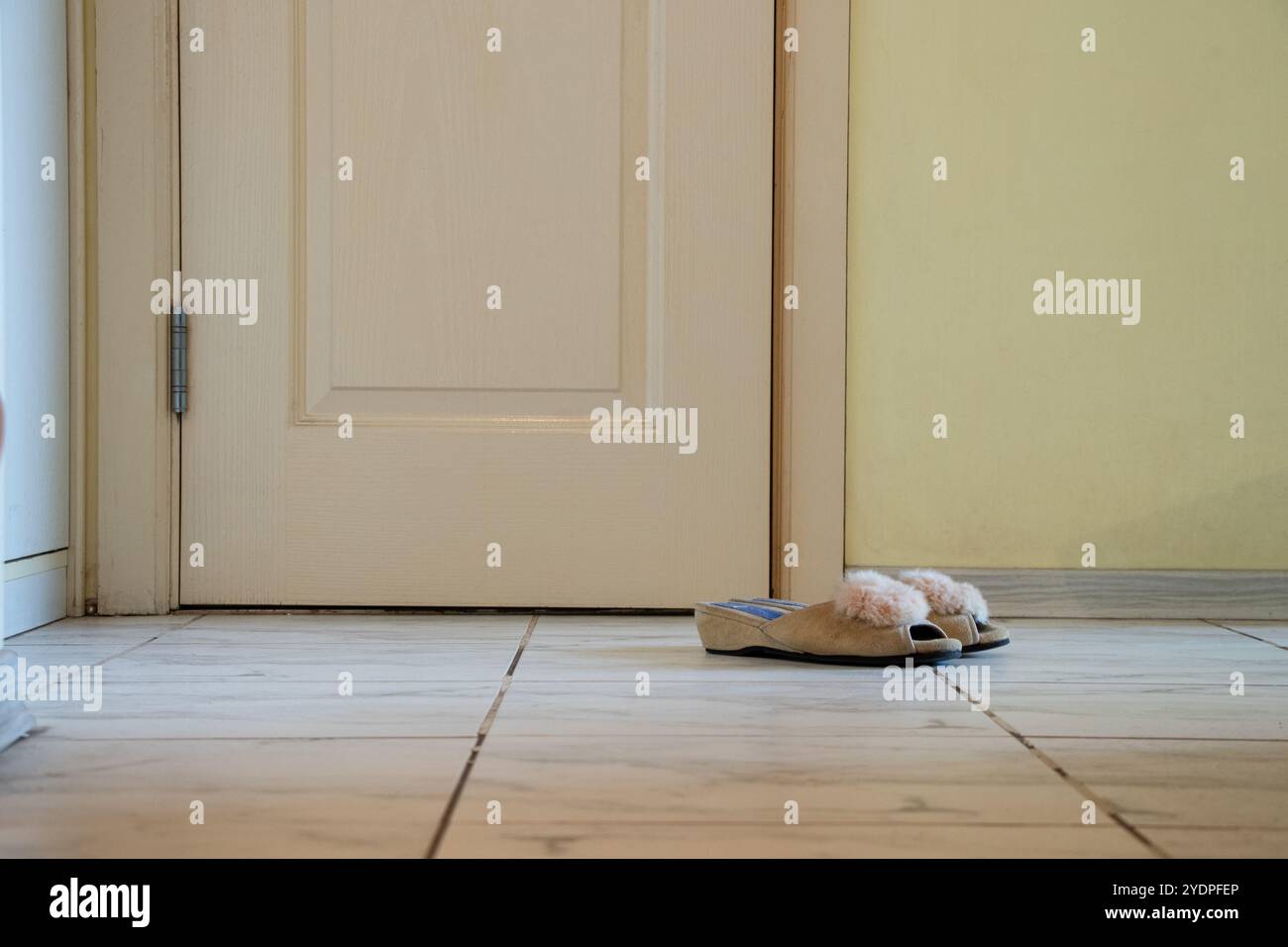 Les chaussons de maison des femmes sont dans le couloir de l'appartement, confort de la maison Banque D'Images