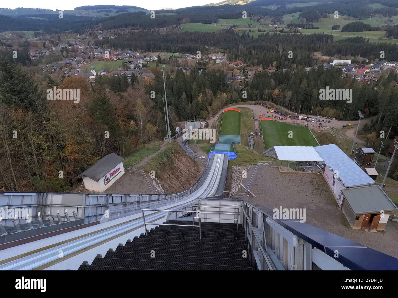 Hinterzarten, Deutschland. 27 octobre 2024. Beste Aussichten BEI der Schanzenführung anlässlich des 'Tag der offenen Tür' beim SC Hinterzarten für die Besucher. AUS der Perspektive des Skispringers bietet sich den Besuchern vom Anlaufturm ein herrlicher Ausblick über das Adler Skistadion und das Ortszentrum der Gemeinde Hinterzarten crédit : dpa/Alamy Live News Banque D'Images
