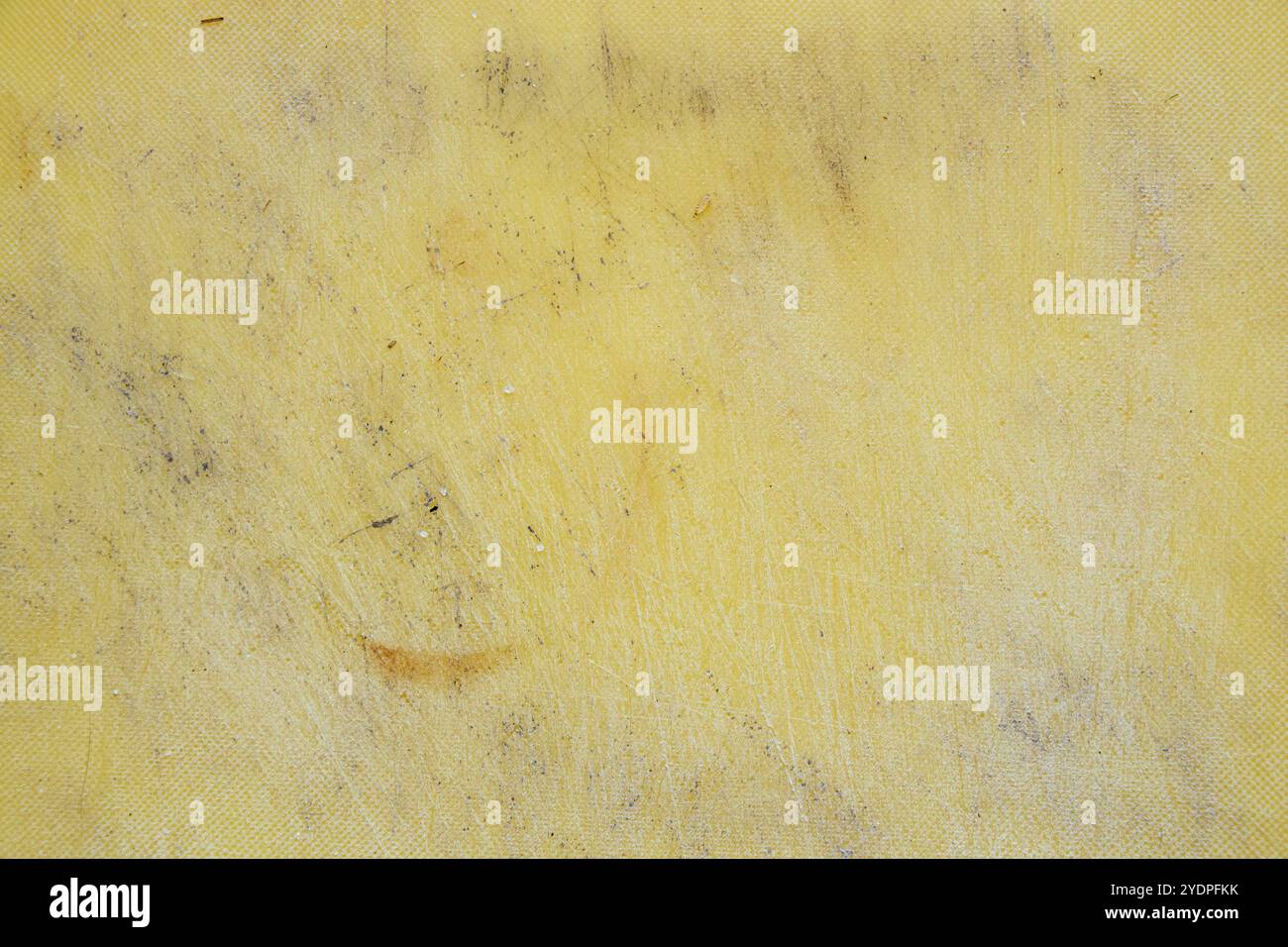 Planche à découper en plastique jaune toutes coupées à partir d'un couteau, la planche est rayée Banque D'Images