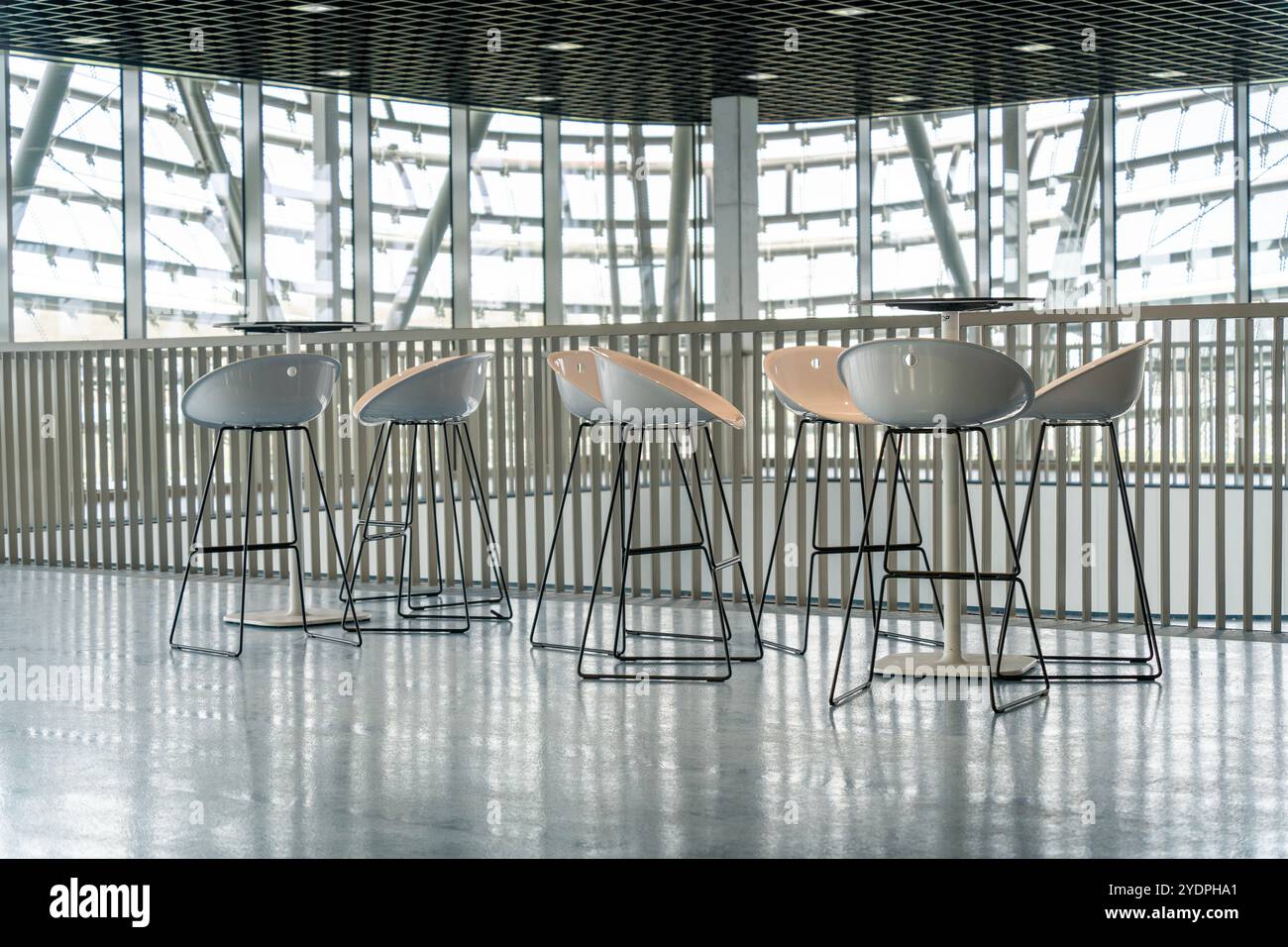 Chaises modernes dans un hall ultra-moderne avec des murs en verre Banque D'Images