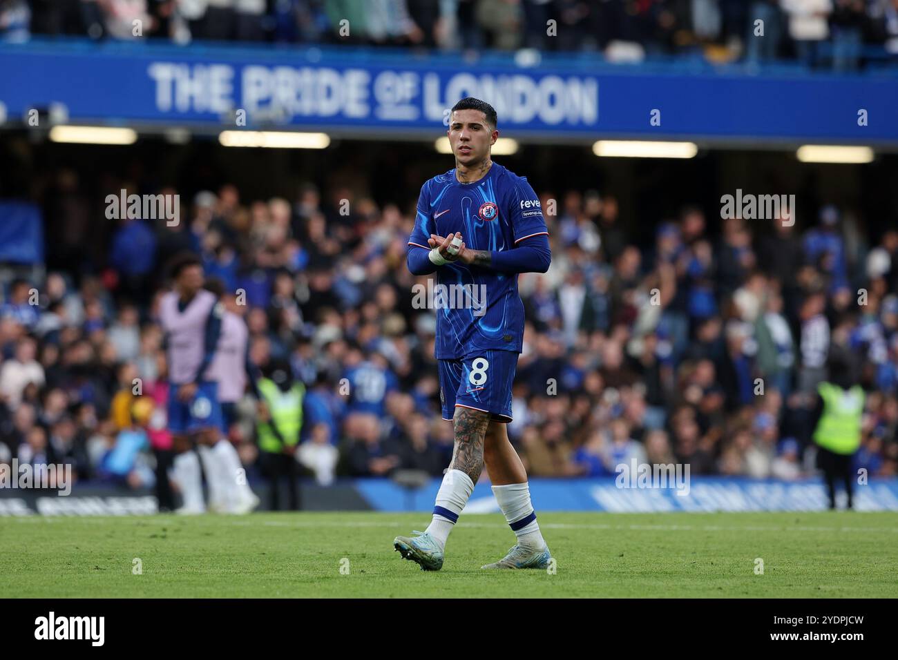 27 octobre 2024 ; Stamford Bridge, Chelsea, Londres, Angleterre : premier League Football, Chelsea contre Newcastle United ; Enzo Fernandez de Chelsea applaudissant les fans de Chelsea après plein temps Banque D'Images