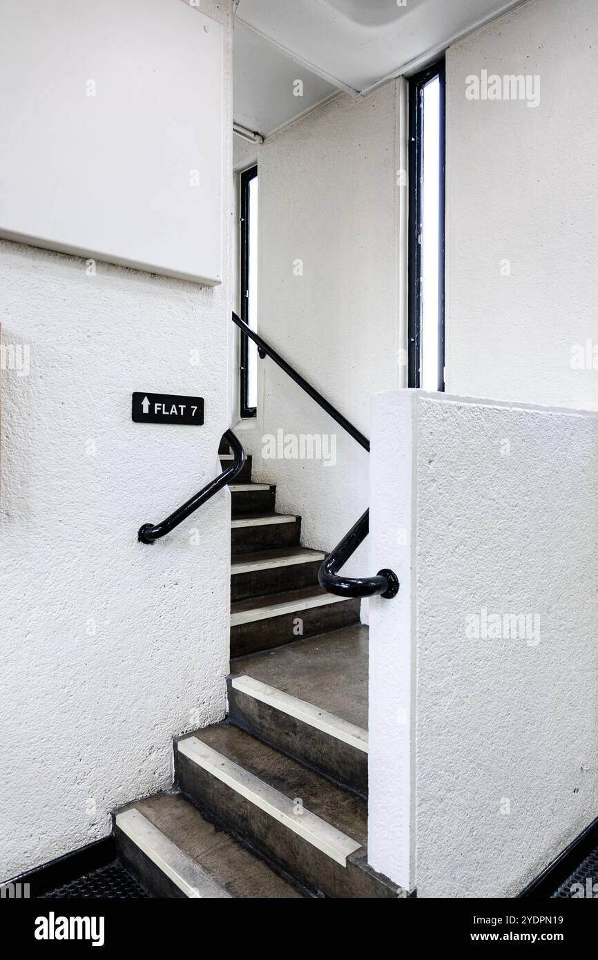 Intérieur de style brutaliste Glenkerry House sur Brownfield Estate, Poplar, Londres, Angleterre Banque D'Images