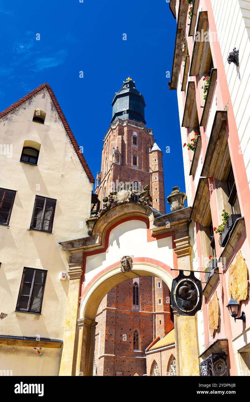 Vue des maisons historiques Hansel et Gretel du XVe siècle et de la tour de l'église St Elizabeths, Wroclaw, Pologne Banque D'Images