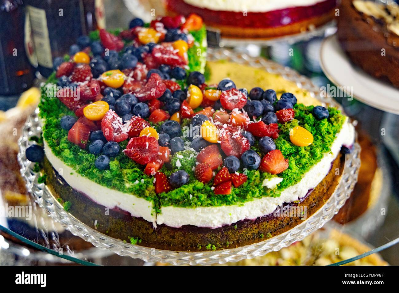 Gâteau coloré aux baies au salon de thé Herbaciarnia Targowa au Market Hall (Hala Targowa), Wroclaw, Pologne Banque D'Images