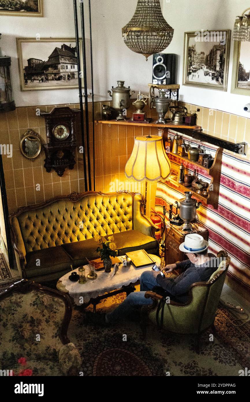 Intérieur démodé du salon de thé Herbaciarnia Targowa au marché Hall (Hala Targowa), Wroclaw, Pologne Banque D'Images