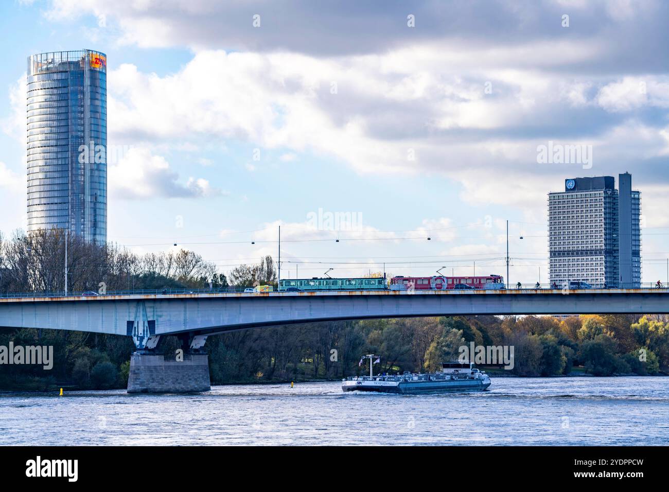 Die Konrad-Adenauer-Brücke, Südbrücke, Autobahnbrücke A562 und 2 Stadtbahnlinien, Straßenbahn,un-Campus Bonn, Posttower, NRW, Deutschland Konrad-Adenauer-Brücke *** le pont Konrad Adenauer, le pont Sud, le pont autoroutier A562 et 2 lignes de tramway, un Campus Bonn, Posttower, NRW, Allemagne Pont Konrad Adenauer Banque D'Images