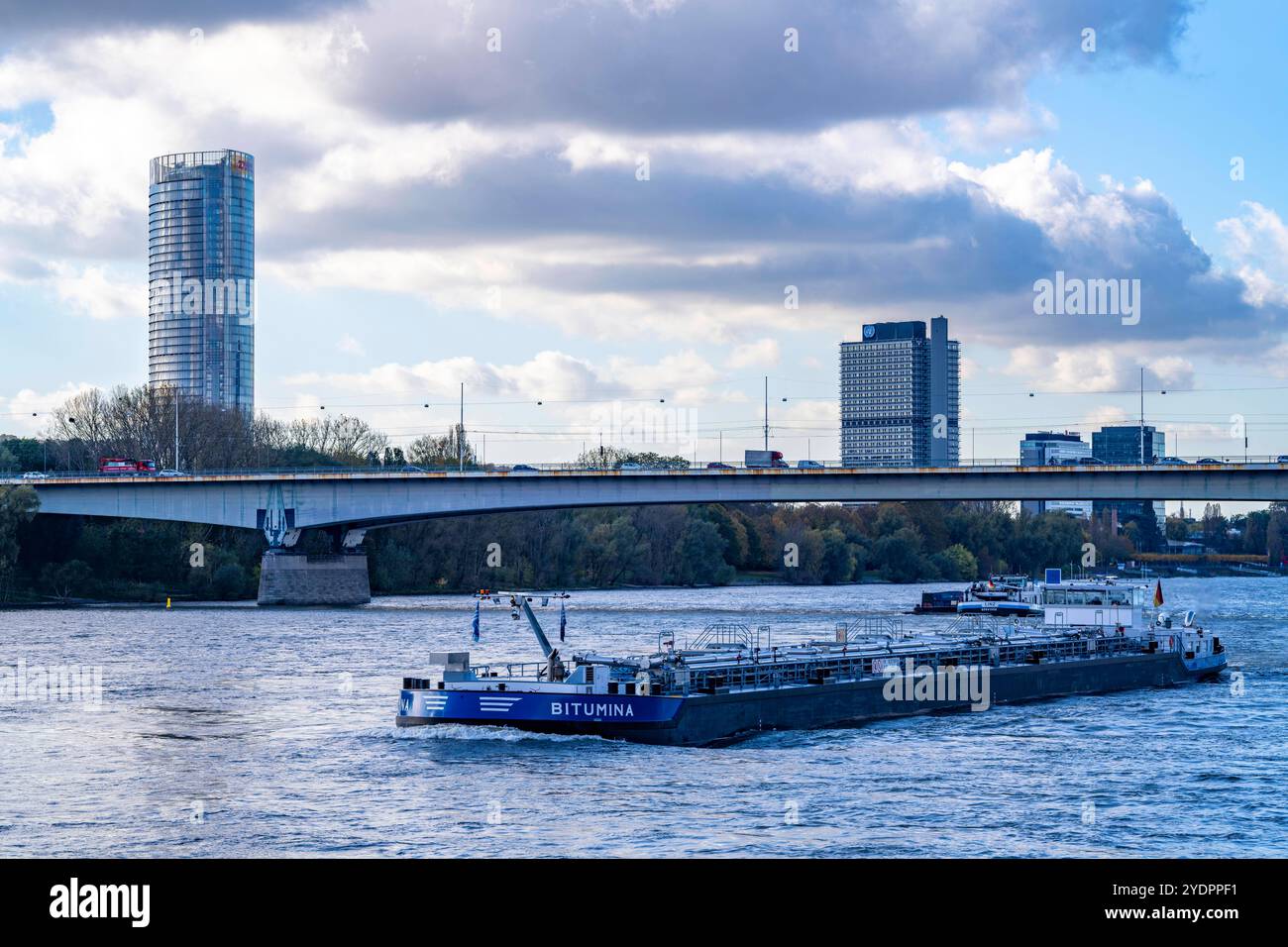 Die Konrad-Adenauer-Brücke, Südbrücke, Autobahnbrücke A562 und 2 Stadtbahnlinien, Straßenbahn,un-Campus Bonn, Posttower, NRW, Deutschland Konrad-Adenauer-Brücke *** le pont Konrad Adenauer, le pont Sud, le pont autoroutier A562 et 2 lignes de tramway, un Campus Bonn, Posttower, NRW, Allemagne Pont Konrad Adenauer Banque D'Images