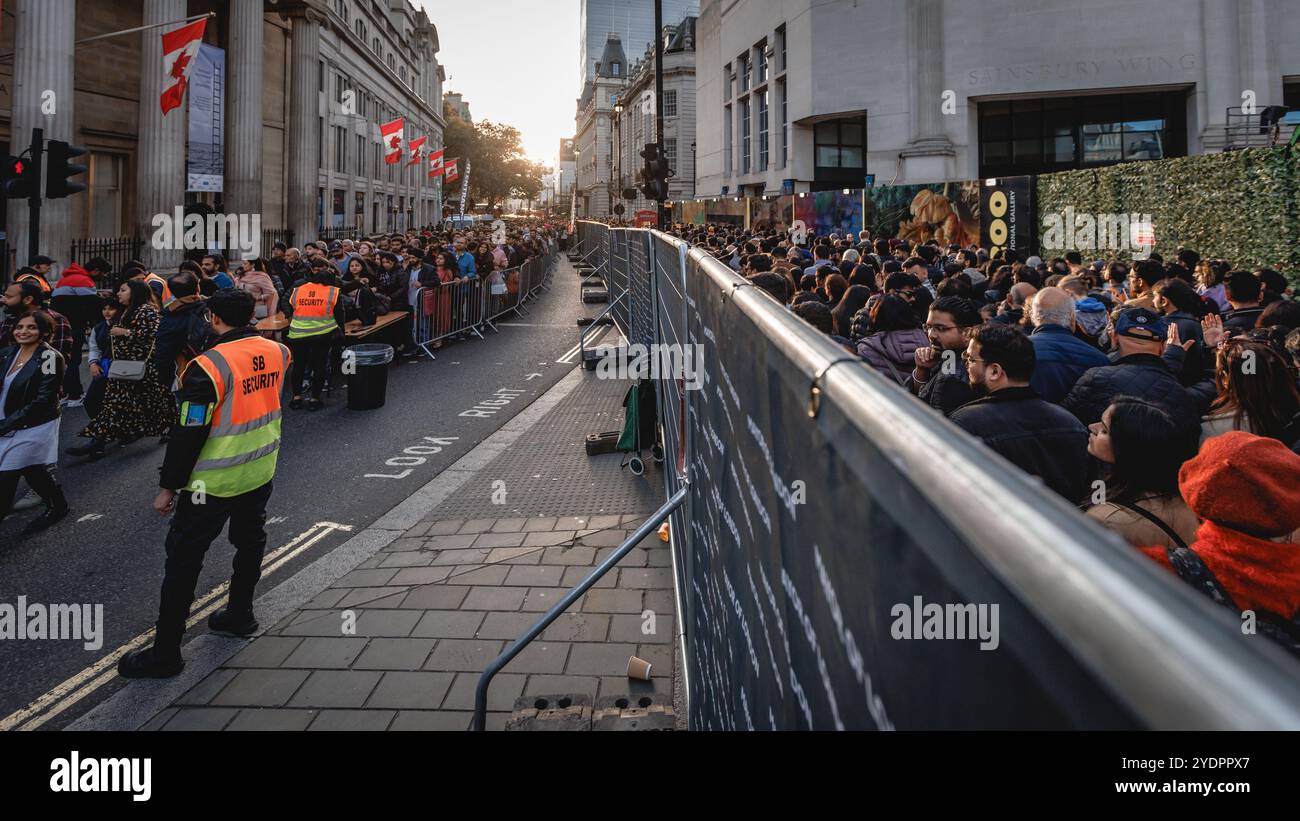 Des milliers de personnes attendent pour assister à une célébration gratuite de la lumière et des couleurs à Trafalgar Square à Londres pour Diwali. Banque D'Images