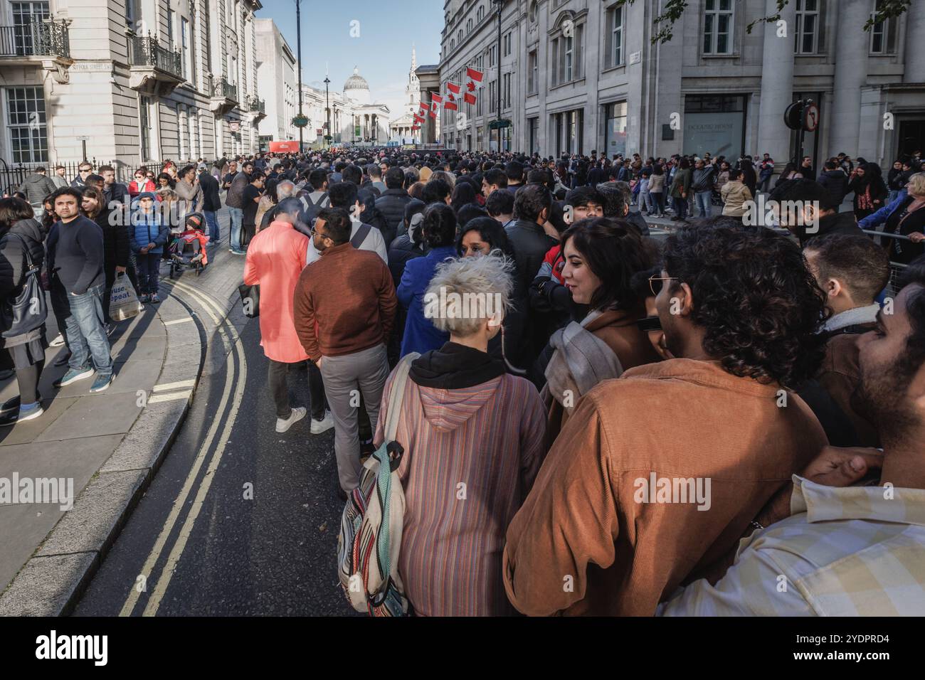 Des milliers de personnes font la queue pour une célébration gratuite de la lumière et des couleurs à Trafalgar Square à Londres pour Diwali. Banque D'Images