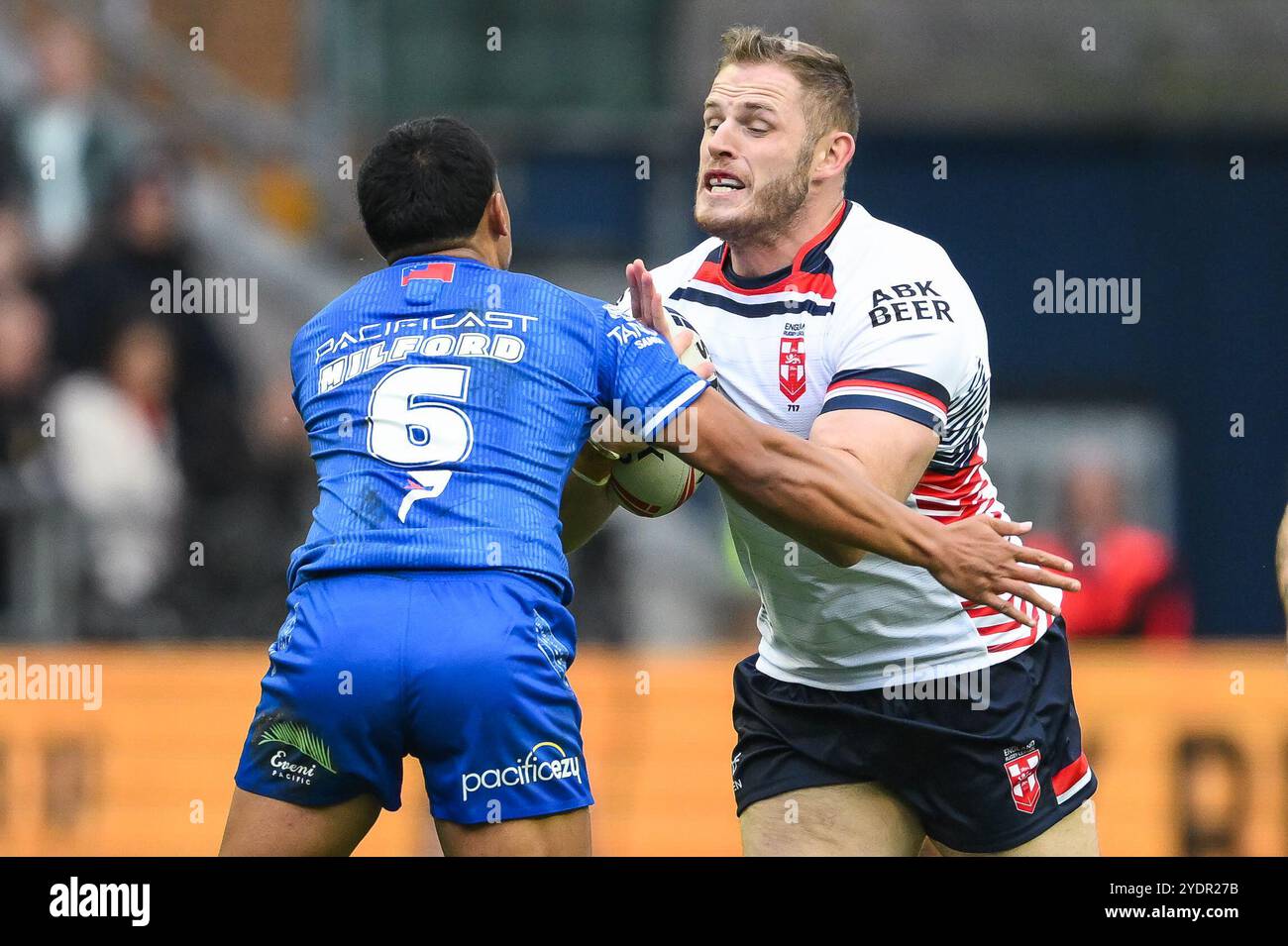 Tom Burgess d'Angleterre est affronté par Anthony Milford de Samoa lors du match ABK Beer Internationals Series Angleterre vs Samoa au Brick Community Stadium, Wigan, Royaume-Uni, le 27 octobre 2024 (photo par Craig Thomas/News images) dans, le 27/10/2024. (Photo de Craig Thomas/News images/SIPA USA) crédit : SIPA USA/Alamy Live News Banque D'Images