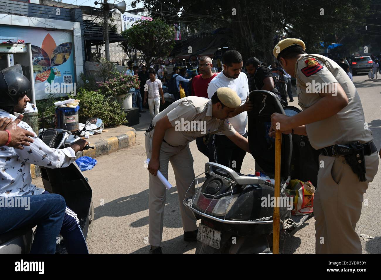 New Delhi, Inde. 27 octobre 2024. NEW DELHI, INDE - OCTOBRE 26 : sécurité au marché Sarojini Nagar avant le festival Diwali, le 26 octobre 2024 à New Delhi, Inde. (Photo de Salman Ali/Hindustan Times/Sipa USA ) crédit : Sipa USA/Alamy Live News Banque D'Images