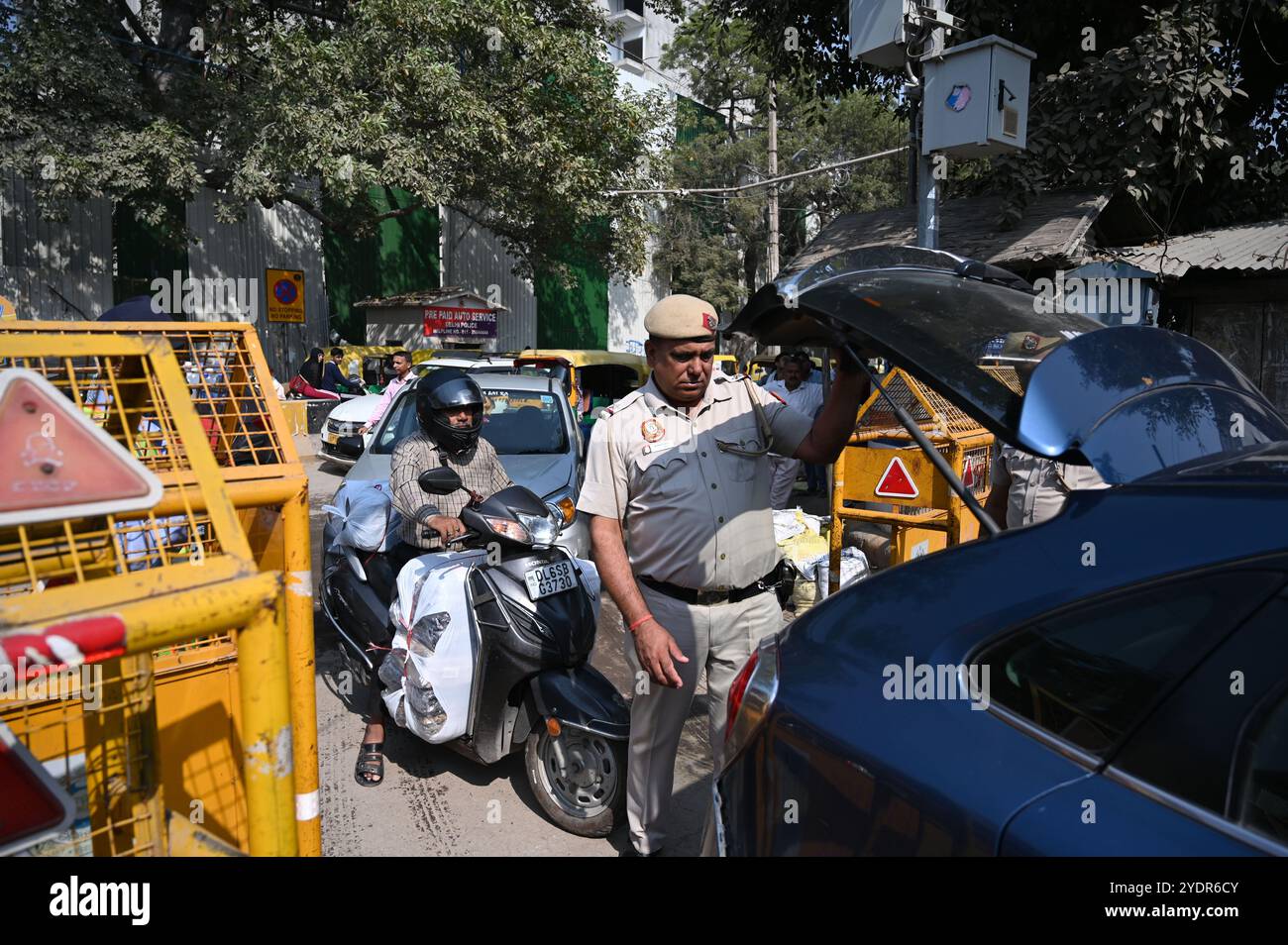 New Delhi, Inde. 27 octobre 2024. NEW DELHI, INDE - OCTOBRE 26 : sécurité au marché Sarojini Nagar avant le festival Diwali, le 26 octobre 2024 à New Delhi, Inde. (Photo de Salman Ali/Hindustan Times/Sipa USA ) crédit : Sipa USA/Alamy Live News Banque D'Images