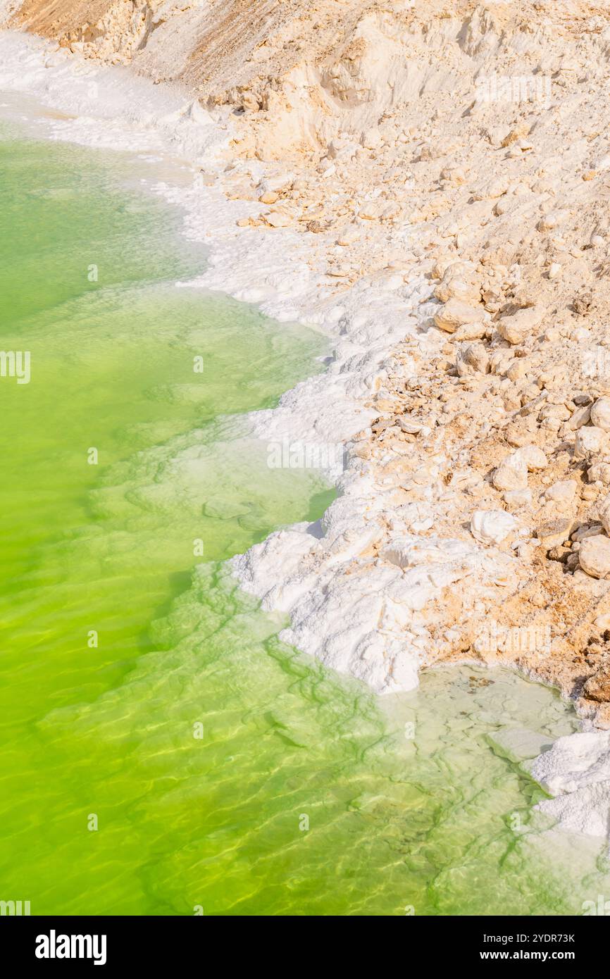 Gros plan sur l'eau salée et émeraude du lac Qarhan ou Chaerhan autour de la ville de Golmud, Qinghai, Chine, fond avec espace de copie pour le texte Banque D'Images