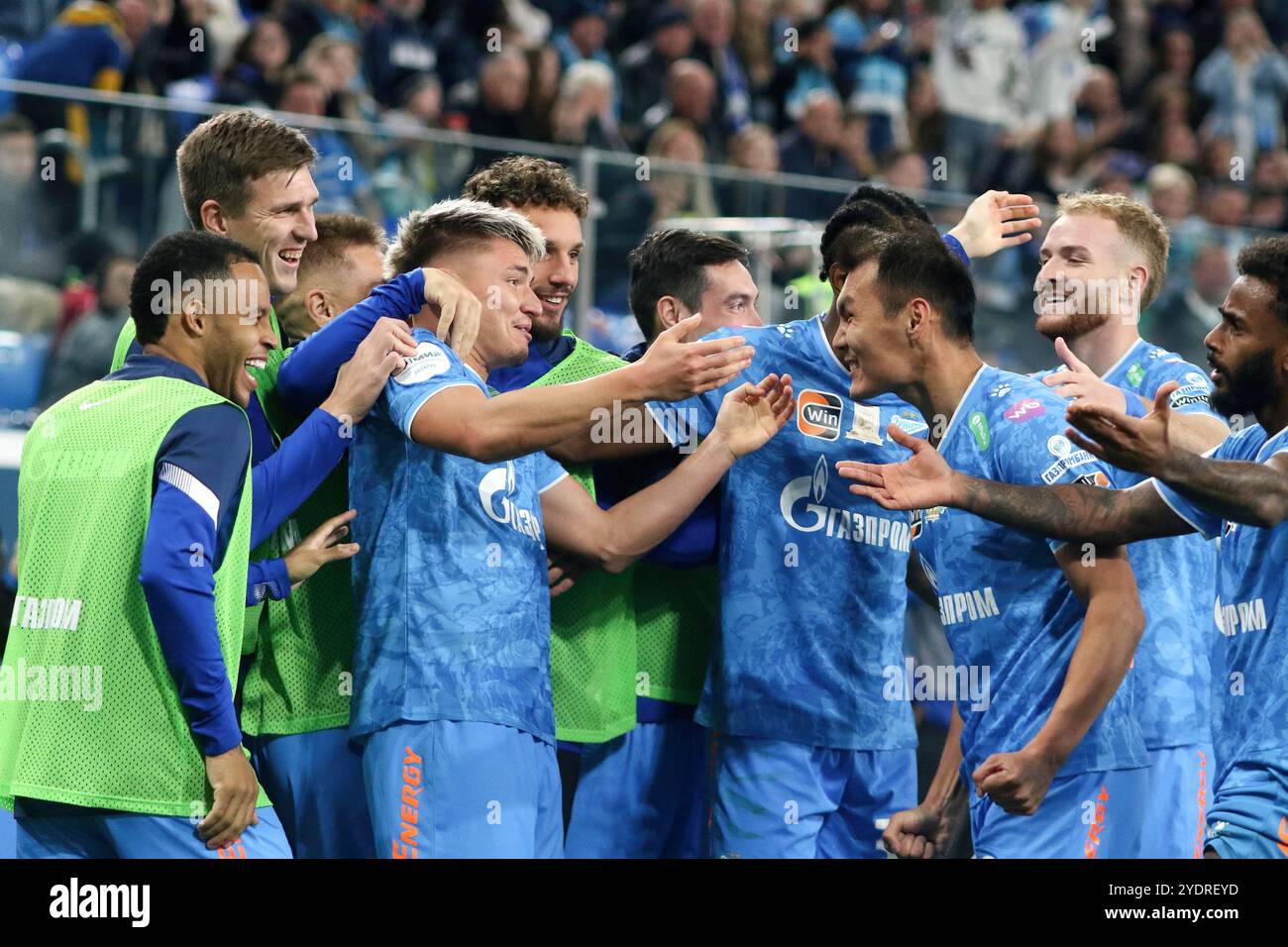 Saint-Pétersbourg, Russie. 27 octobre 2024. Pedro Henrique Silva dos Santos, connu sous le nom de Pedro (l), Aleksandr Sobolev (2L), Andrey Mostovoy (3L), Strahinja Erakovic (4L), Nuraly Alip (3R), Luciano Gondou (2R) de Zenit vu en action lors du match de football de la première Ligue russe entre Zenit Saint-Pétersbourg et Lokomotiv Moscou à Gazprom Arena. Score final ; Zenit 1:1 Lokomotiv. Crédit : SOPA images Limited/Alamy Live News Banque D'Images