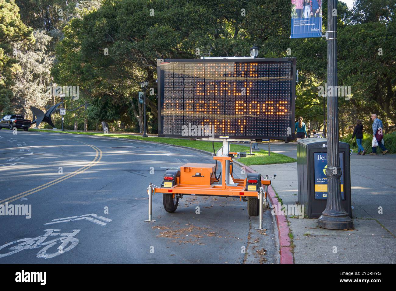 Un panneau le jour du match à l'entrée de Center Street annonce la politique de l'U.C. Berkeley pour le Memorial Stadium, où jouent les Cal Bears. Banque D'Images