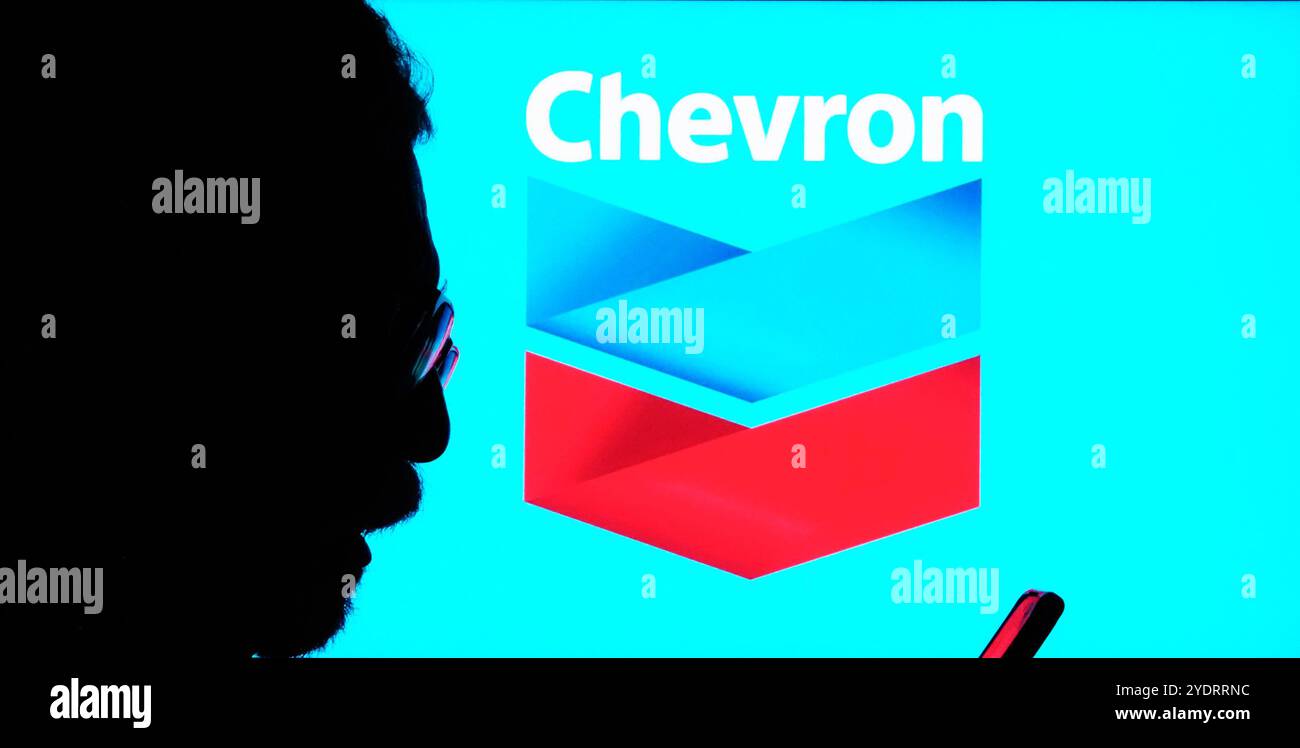 Allemagne. 27 octobre 2024. Dans cette illustration photo, un logo Chevron Corporation est affiché sur un moniteur. Crédit : SOPA images Limited/Alamy Live News Banque D'Images