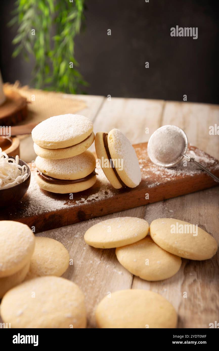 Alfajor. Dessert traditionnel populaire en Amérique latine, il se compose de deux biscuits réunis avec dulce de leche formant un sandwich, couvert w Banque D'Images