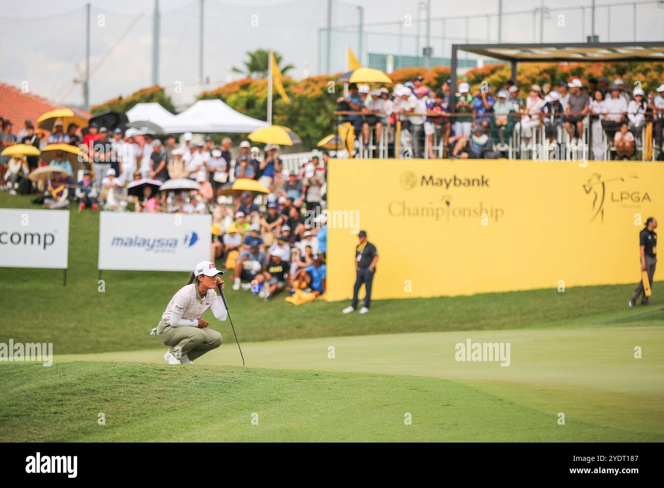 Kuala Lumpur, Malaisie. 27 octobre 2024. Céline Boutier, de France, a aligné son tir au trou 18e lors de la dernière manche du Maybank Championship 2024 sur le parcours de golf Kuala Lumpur Golf & Country Club. Crédit : SOPA images Limited/Alamy Live News Banque D'Images