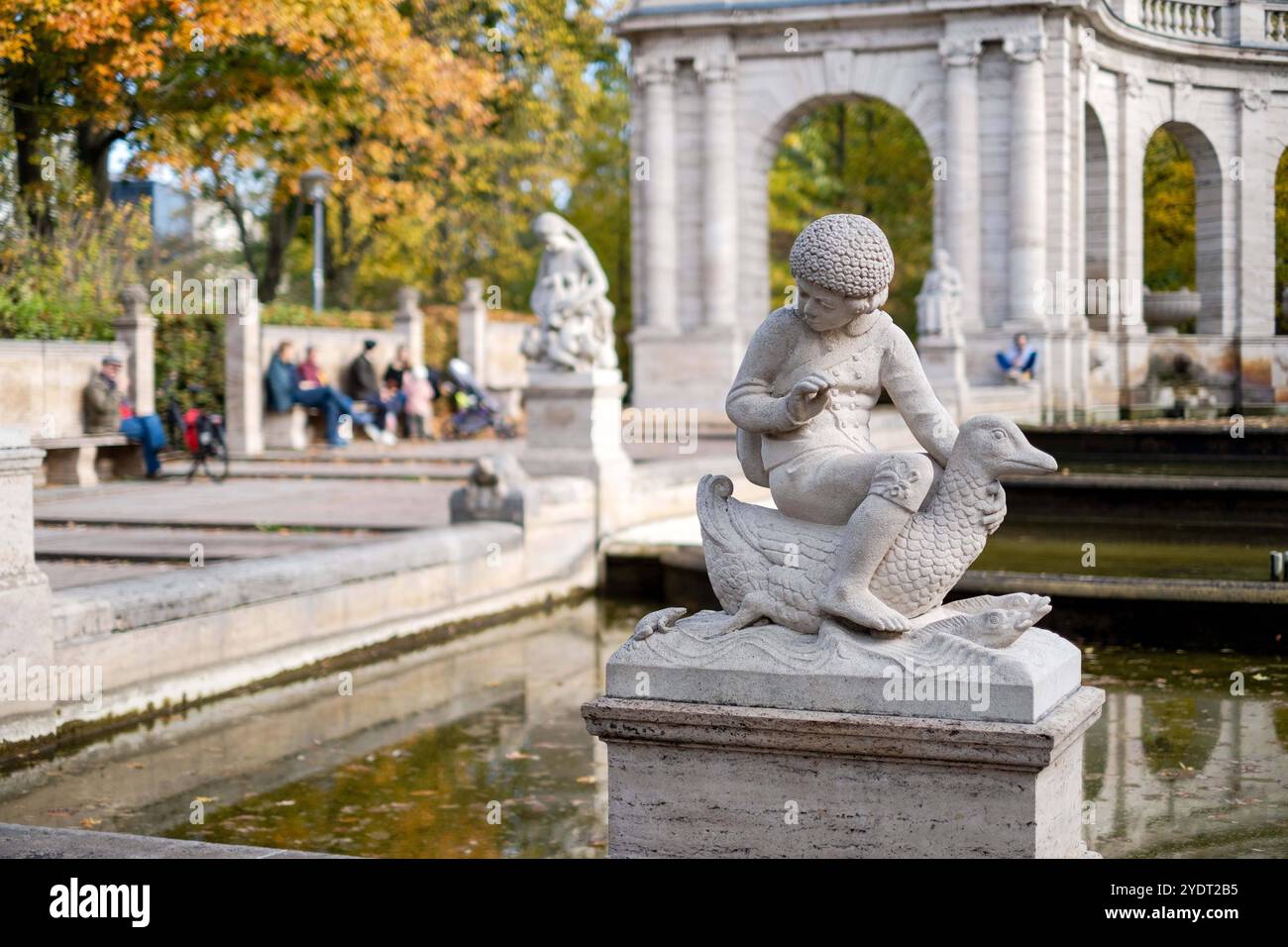 Besucher am Märchenbrunnen im Berliner Stadtteil Friedrichshain an einem Herbsttag. Der Märchenbrunnen ist Umgeben von figures der Märchen der Gebrüder Grimm. / Visiteurs à la fontaine de conte de fées dans le quartier de Friedrichshain à Berlin un jour d'automne. La fontaine de conte de fées est entourée de figurines des contes de fées des Frères Grimm. Snapshot-Photography/K.M.Krause *** visiteurs à la fontaine de conte de fées dans le quartier Friedrichshain de Berlin un jour d'automne, la fontaine de conte de fées est entourée de figurines des contes de fées Frères Grimm visiteurs à la fontaine de conte de fées de Friedrichsha de Berlin Banque D'Images