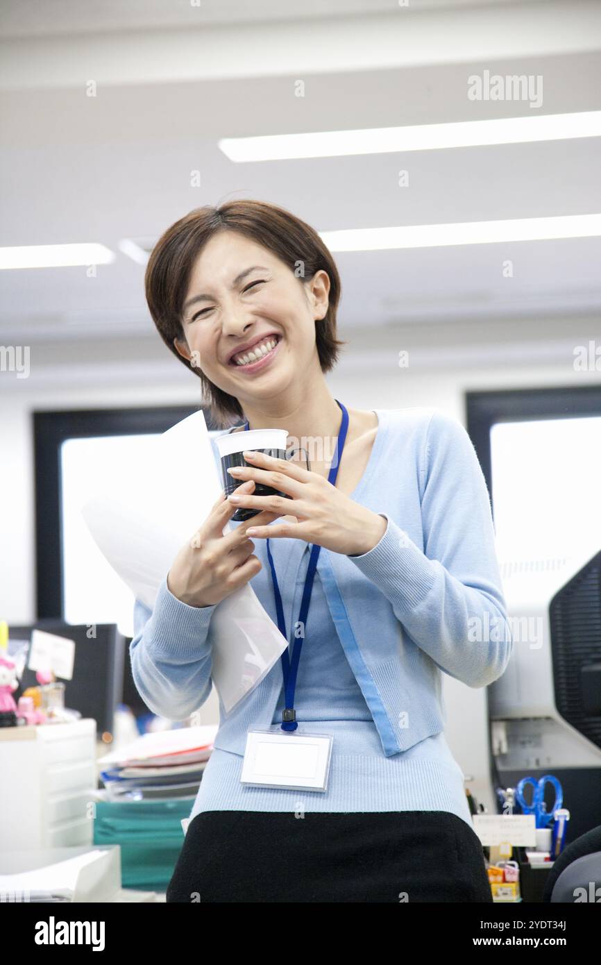 Femme discutant autour d'un café Banque D'Images