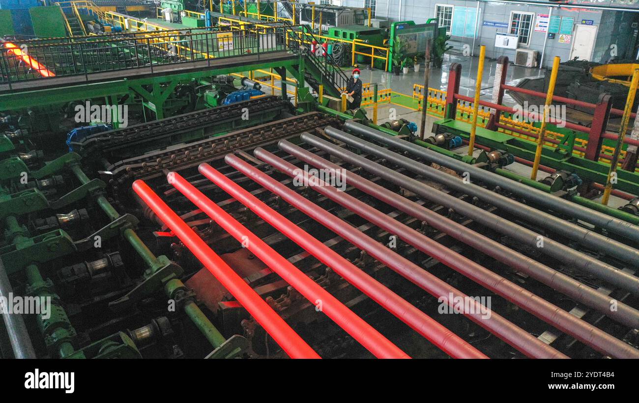 HUZHOU, CHINE - 28 OCTOBRE 2024 - Un travailleur travaille dans un atelier de Zhejiang Minghe Steel Pipe Co., LTD., situé dans la zone de haute technologie de Moganshan à Huzhou Banque D'Images