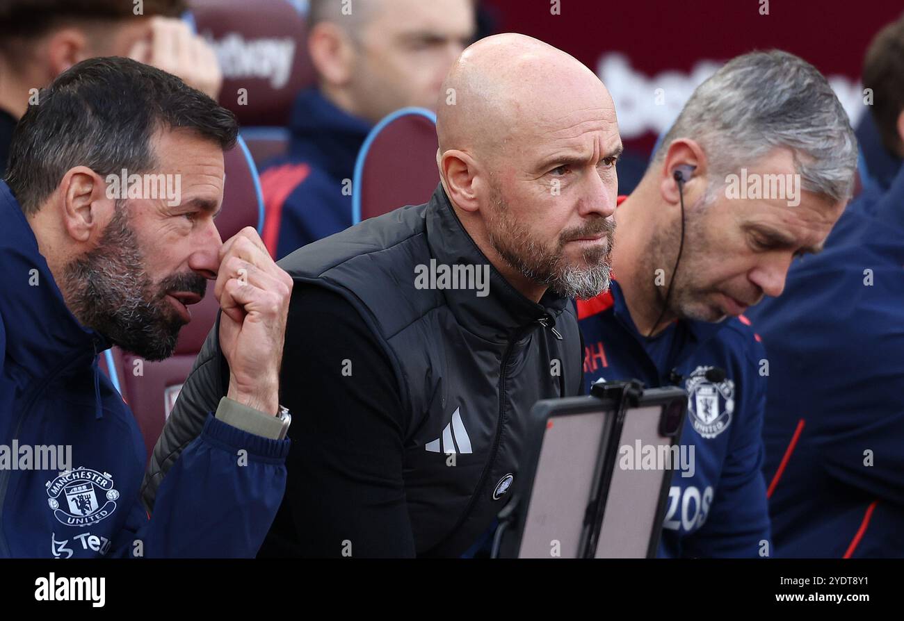 Erik Ten Hag, manager de Manchester United, et son staff dans la fosse avant le coup d'envoi. Banque D'Images