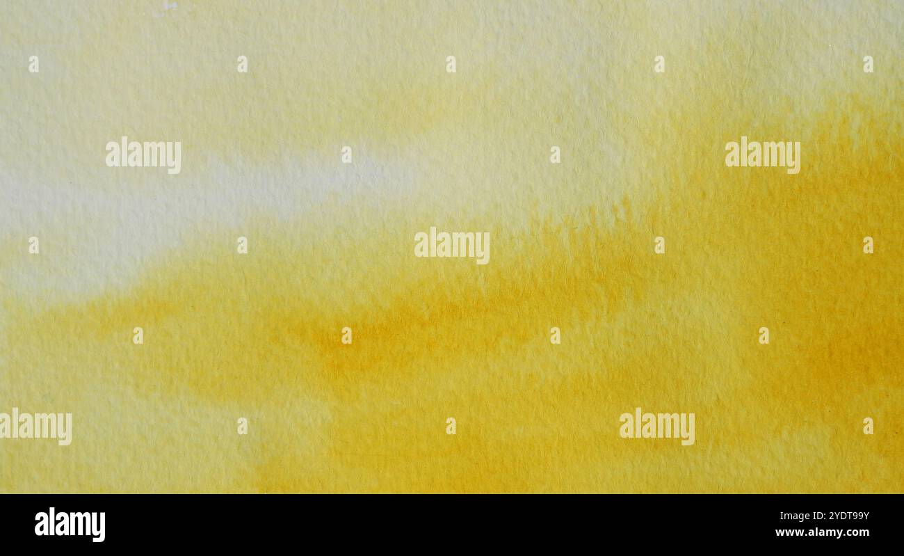 Trait d'aquarelle et spray sur papier blanc, fond abstrait à la main dessiné jaune avec goutte de liquide de couleur orange Banque D'Images