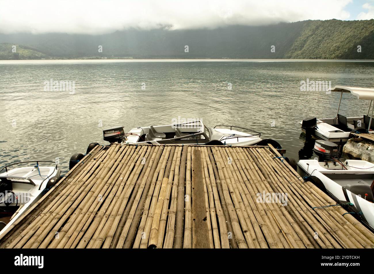 Jetée du lac de Bratan à Bedugul, zone de sports nautiques à Bedugul, Tabanan, Bali, Indonésie. Banque D'Images