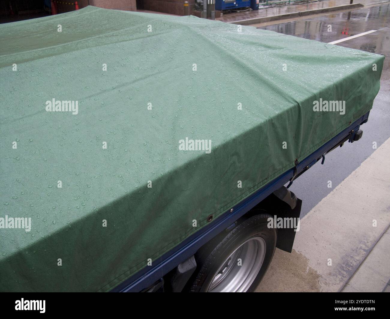 Gouttelettes d'eau sur les bâches de camion Banque D'Images