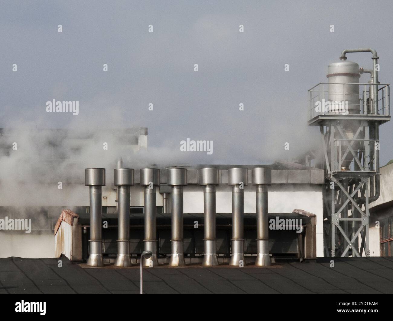 Cheminée d'usine avec vapeur Banque D'Images