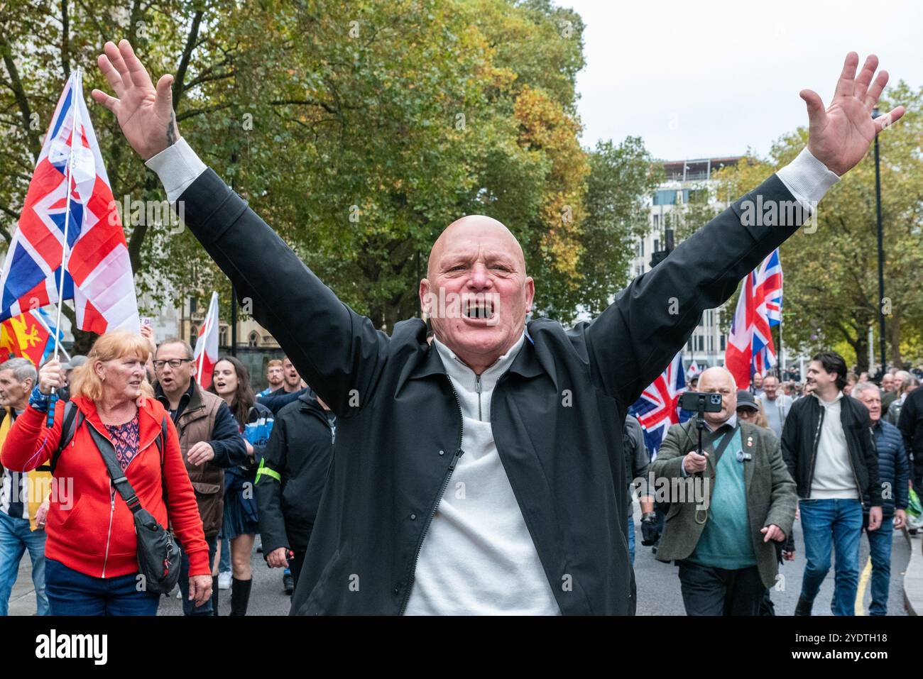 Des hommes blancs caucasiens en colère, les principaux partisans de Stephen Yaxley-Lennon (alias Tommy Robinson) qui participent à une marche de protestation à Whitehall, au Royaume-Uni Banque D'Images