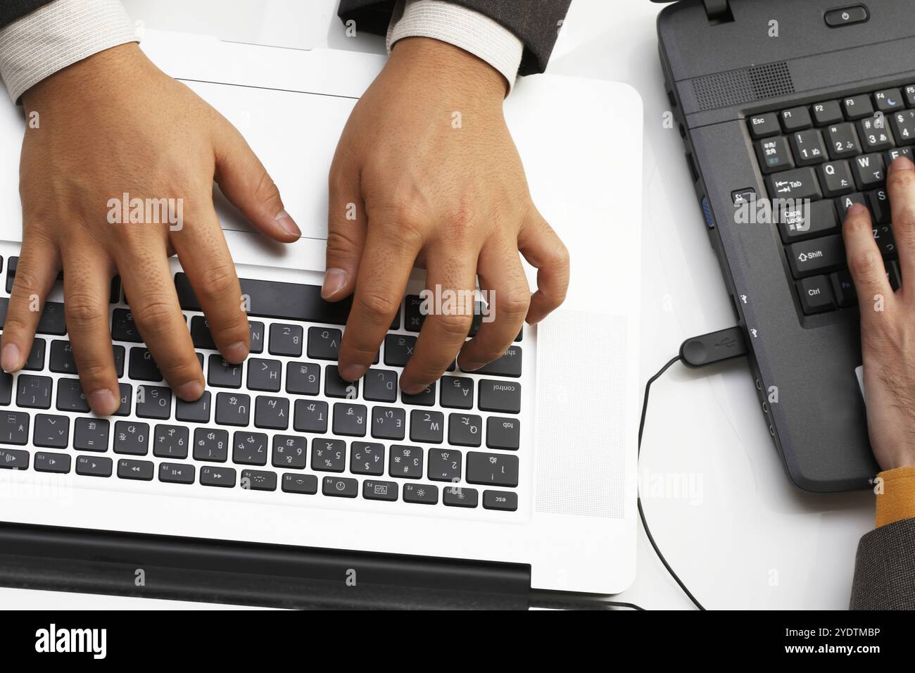 Ordinateur personnel et main d'homme Banque D'Images