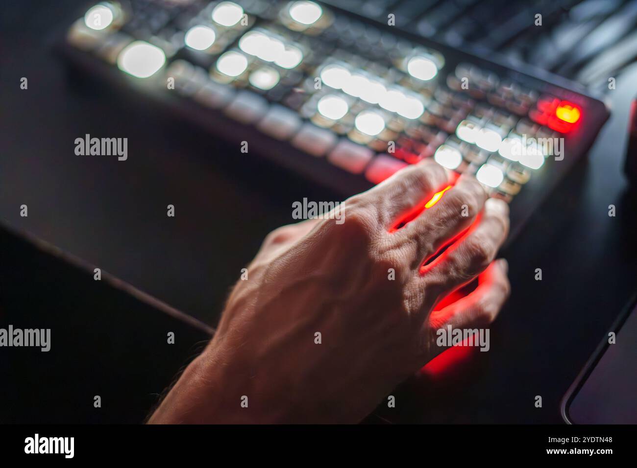 Mains d'un réalisateur TV masculin d'âge mûr expérimenté panneau de commande d'exploitation dans Studio pendant la production en streaming en direct Banque D'Images