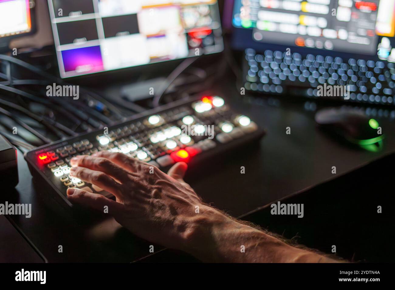 Mains d'un réalisateur TV masculin d'âge mûr expérimenté panneau de commande d'exploitation dans Studio pendant la production en streaming en direct Banque D'Images
