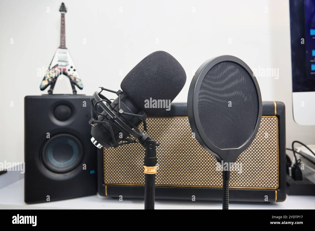 station de travail du diffuseur avec microphone, filtre anti-pop et autre équipement de studio Banque D'Images