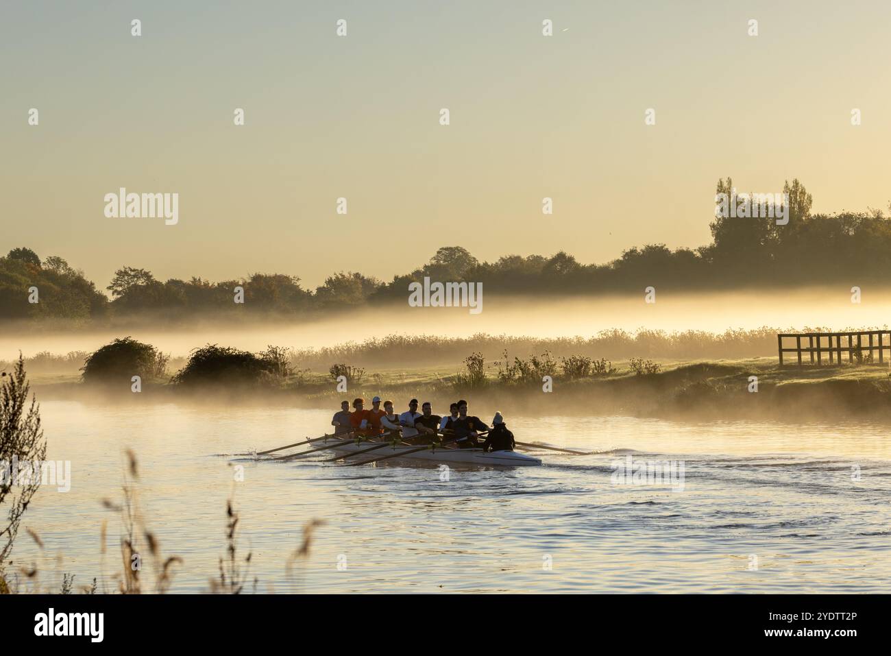 Photo datée du 27 octobre montre des rameurs sur la rivière Cam à Cambridge par un dimanche matin calme et brumeux au lever du soleil. Les prévisions de met Office pour Banque D'Images