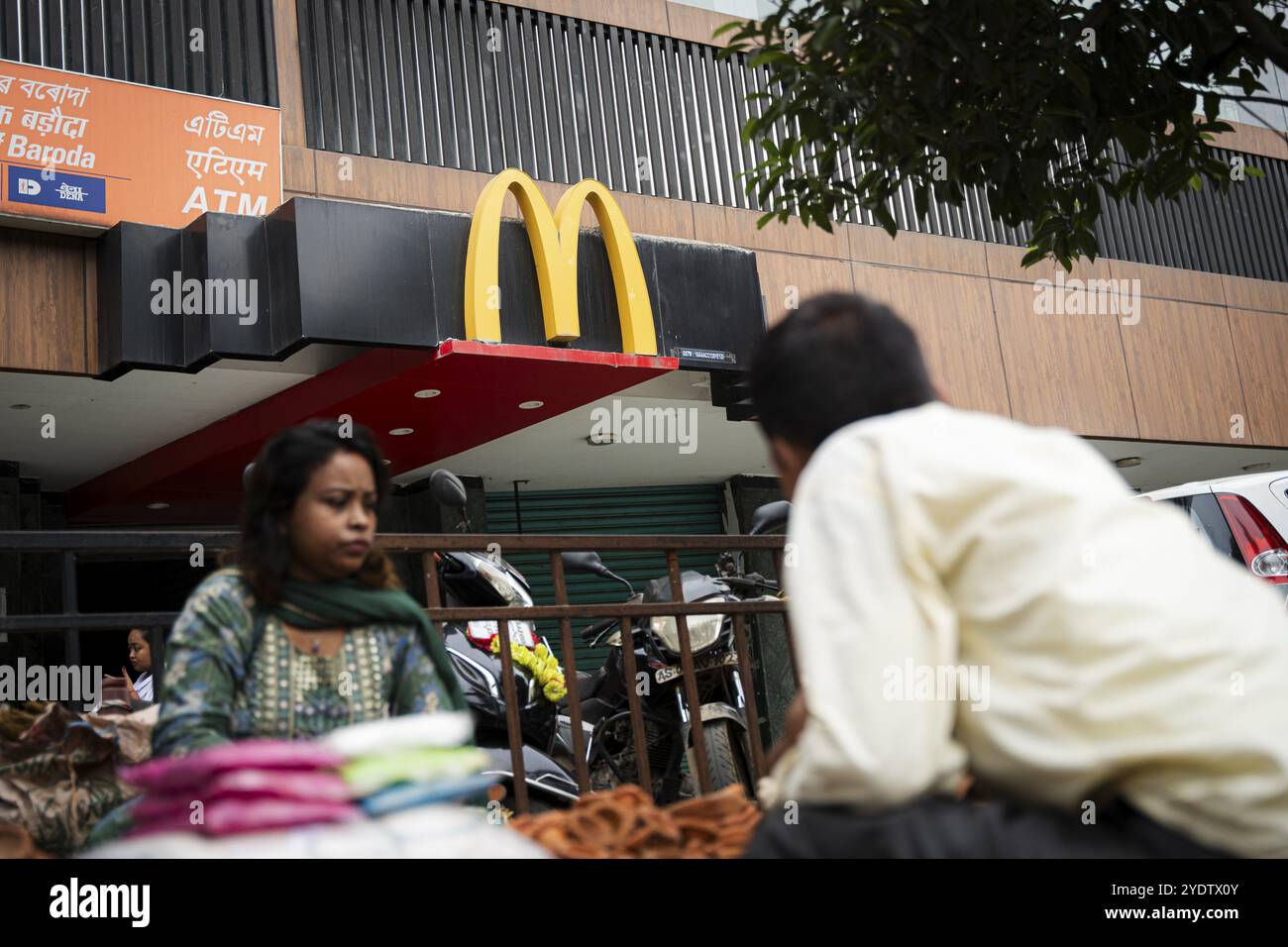 Une enseigne McDonald's devant un restaurant McDonald's le 26 octobre 2024 à Guwahati, en Inde. Les récents problèmes de sécurité alimentaire de McDonald's ont entraîné une baisse des stocks de 5 % Banque D'Images